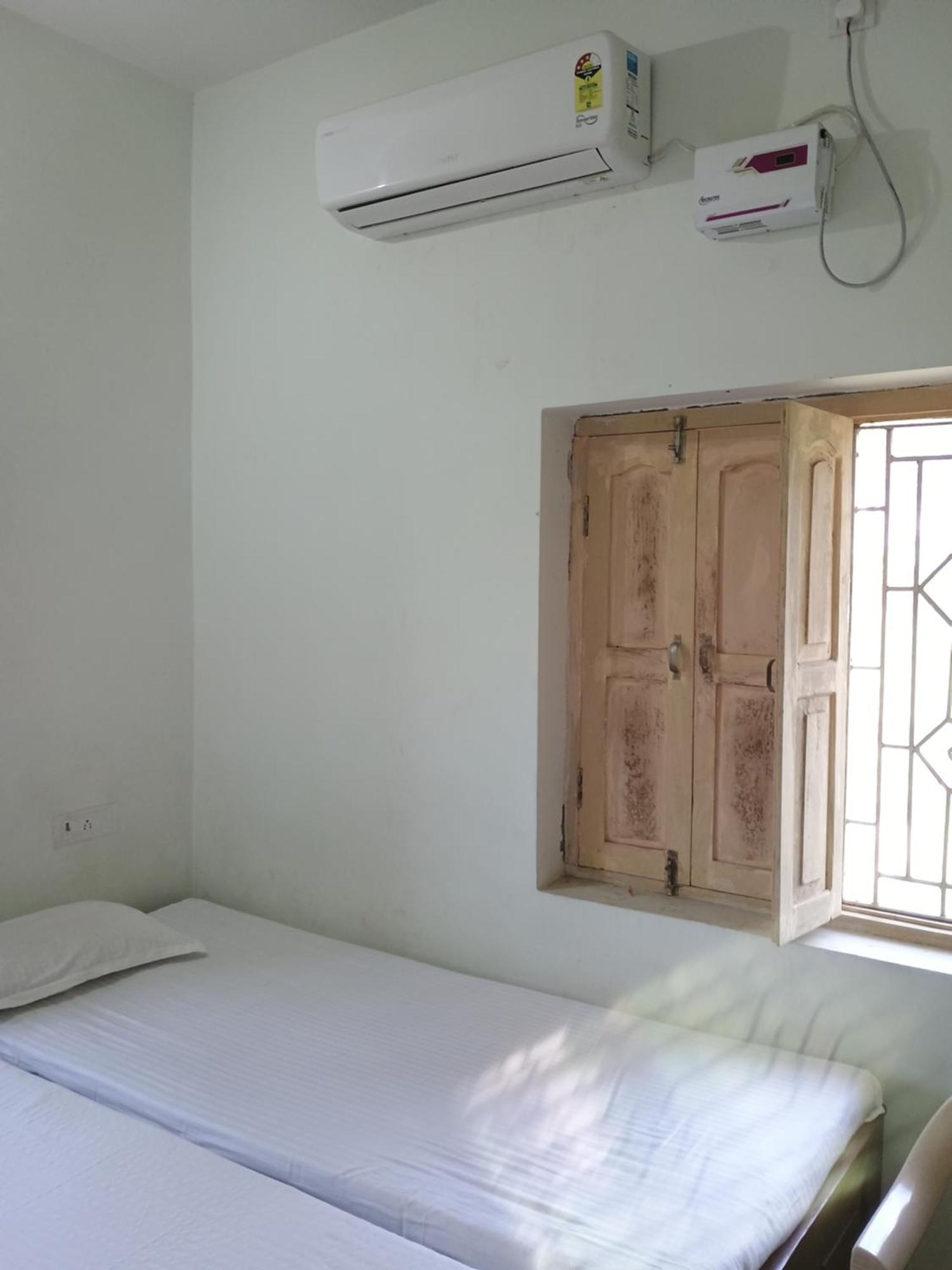 Budha Ashram Guest House Bodh Gaya Room photo